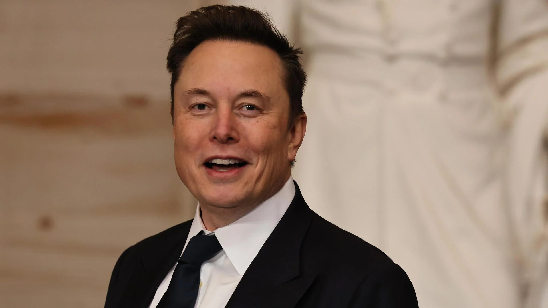 Elon Musk Quebra Recorde Histórico: Primeira Pessoa a Alcançar R$ 3,2 Trilhões em Patrimônio Líquido