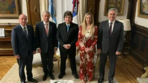 Trump Intensifica Pressão sobre Venezuela com Bloqueio Total e Busca Apoio Regional de Chile e Trinidad e Tobago