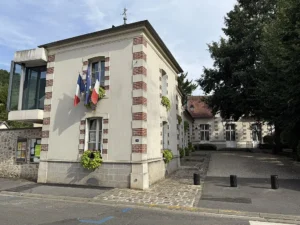 Prefeito Renuncia Após Justiça Francesa Ordenar Casamento de Imigrante sob Expulsão