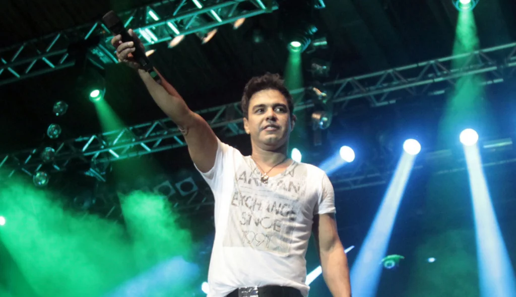 SBT Troca Especial de Zezé Di Camargo por Episódio Inédito de Chaves Após Polêmica com Presidente Lula