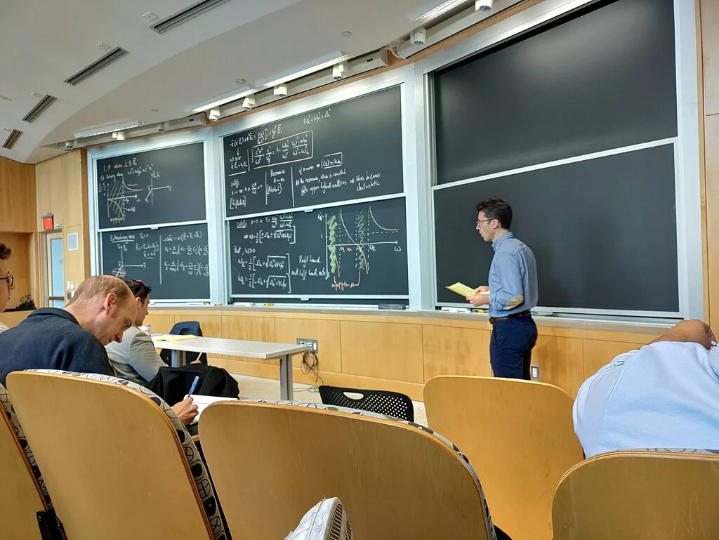 Tensões Globais: EUA em Confronto com China e Venezuela, Acordo Mercosul UE Adiado e Crises na América Latina