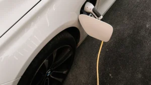 Carro Elétrico Vira Powerbank: Como a Tecnologia V2L Pode Salvar Você em Apagões e Emergências Elétricas