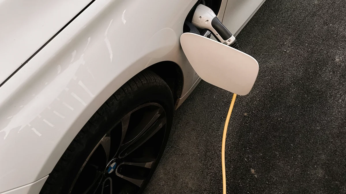Carro Elétrico Vira Powerbank: Como a Tecnologia V2L Pode Salvar Você em Apagões e Emergências Elétricas