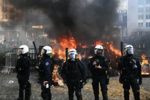 Agricultores Protestam em Bruxelas Contra Acordo UE Mercosul: Temores Econômicos e Políticos Dominam Cúpula Europeia