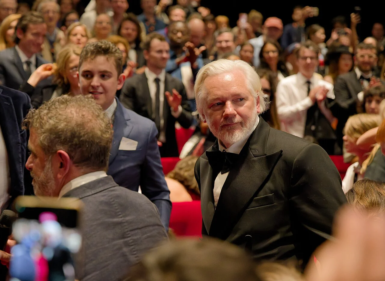 Julian Assange denuncia Fundação Nobel por suposta apropriação indébita em prêmio concedido a María Corina Machado