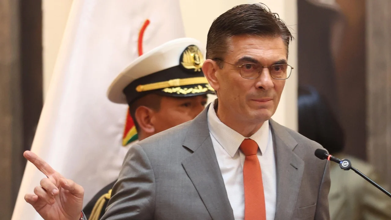 Bolívia Fim dos Subsídios de Combustível: Presidente Rodrigo Paz Anuncia Medida Drástica Após 21 Anos e Declara Emergência Econômica