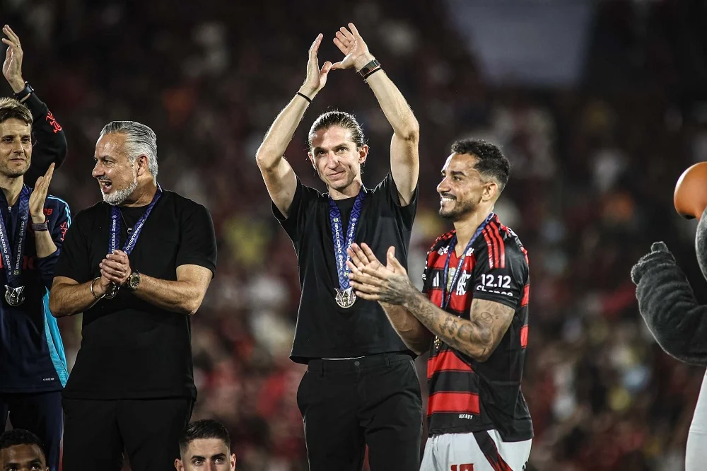 Filipe Luís Quebra o Silêncio Sobre Sua Renovação com o Flamengo e Revela: 'Não Depende Só de Mim' – Entenda os Entraves e o Futuro do Lateral no Ninho