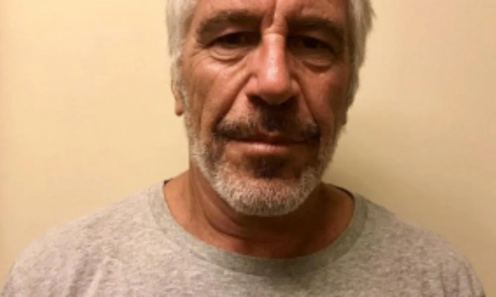 Documentos do Caso Epstein: Departamento de Justiça dos EUA divulga arquivos com fotos de celebridades e páginas censuradas