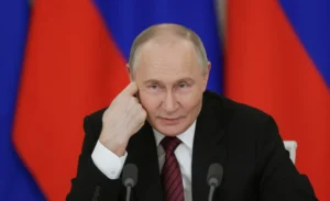 Putin afirma que 'bola está com Ocidente' para fim da guerra na Ucrânia, mas economia russa enfrenta desafios