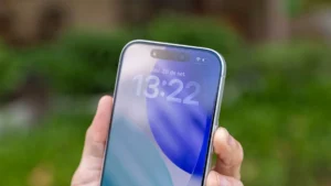 Cansou do efeito Liquid Glass no iPhone? iOS 26.2 libera personalização para diminuir a transparência do relógio na sua tela de bloqueio Apple