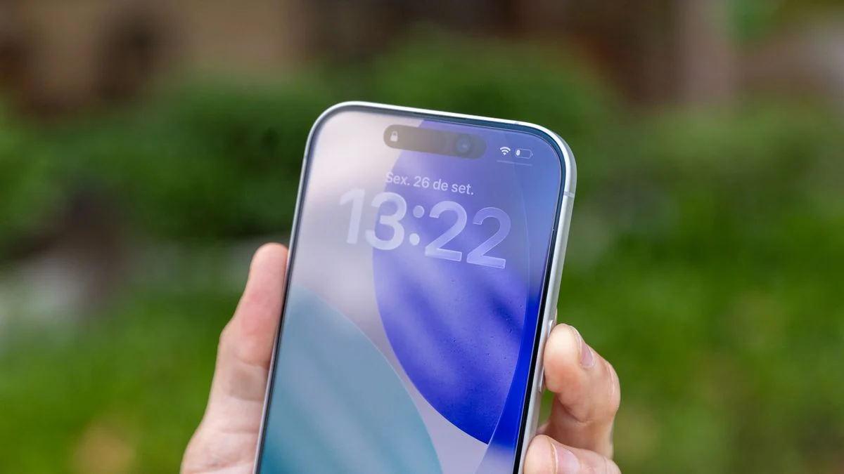 Cansou do efeito Liquid Glass no iPhone? iOS 26.2 libera personalização para diminuir a transparência do relógio na sua tela de bloqueio Apple