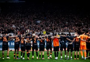 Torcida do Corinthians Transforma CT Joaquim Grava em Festa Gigante para Impulsionar Time antes da Final da Copa do Brasil contra o Vasco