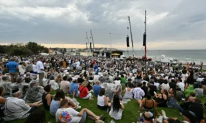 Austrália Homenageia Vítimas de Massacre em Bondi Beach com Vigília Emocionante e Pedidos por Leis Mais Rígidas