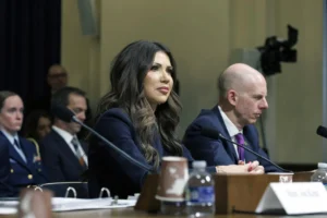 Secretária de Segurança dos EUA declara Maduro 'inimigo' e promete ações contra o regime venezuelano