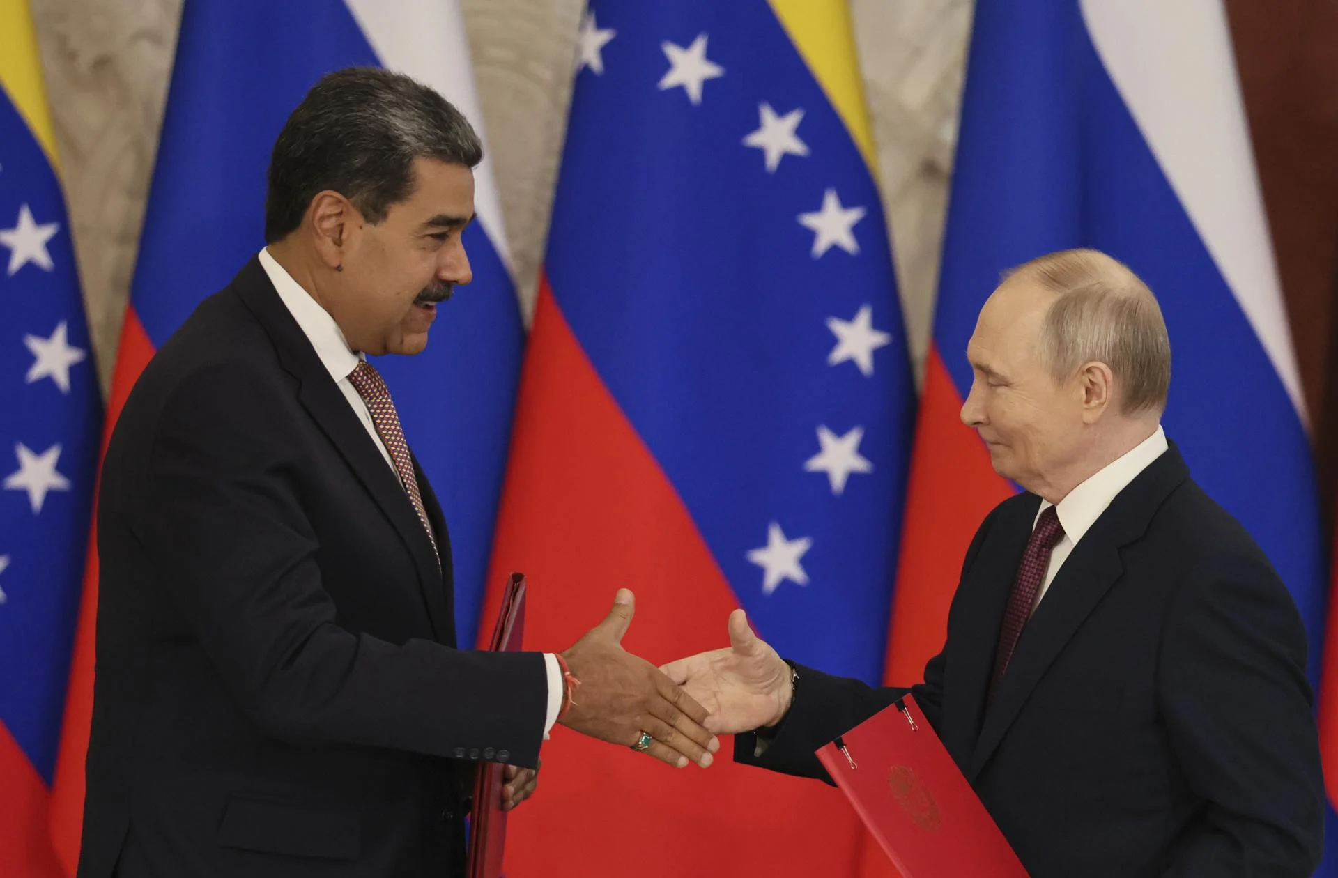 Rússia oferece apoio total a Maduro contra bloqueio de navios dos EUA no Caribe