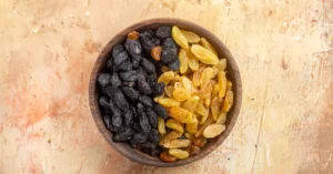 Uva passa: de polêmica na ceia a aliada da saúde com moderação