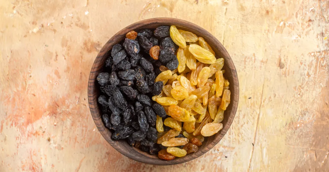 Uva passa: de polêmica na ceia a aliada da saúde com moderação