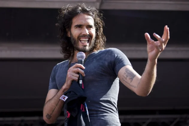 Russell Brand Enfrenta Novas Acusações de Estupro e Agressão Sexual; Comediante Declara Rezar por Cura