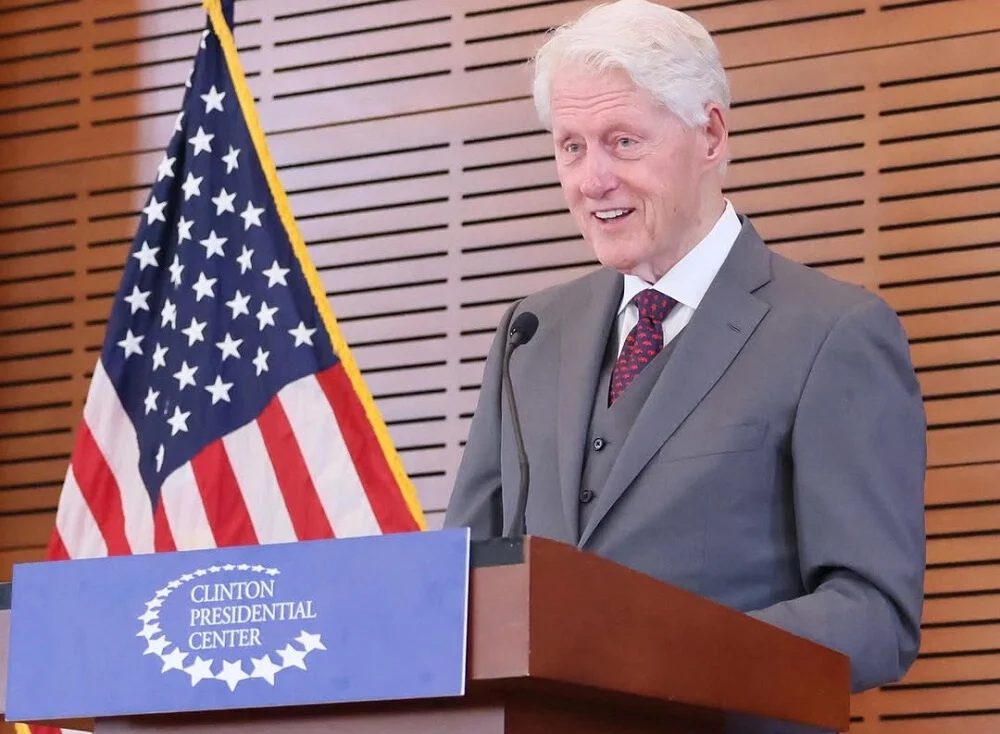 Arquivos de Jeffrey Epstein: Clinton Pressiona Trump por Liberação Completa e Sem Censura