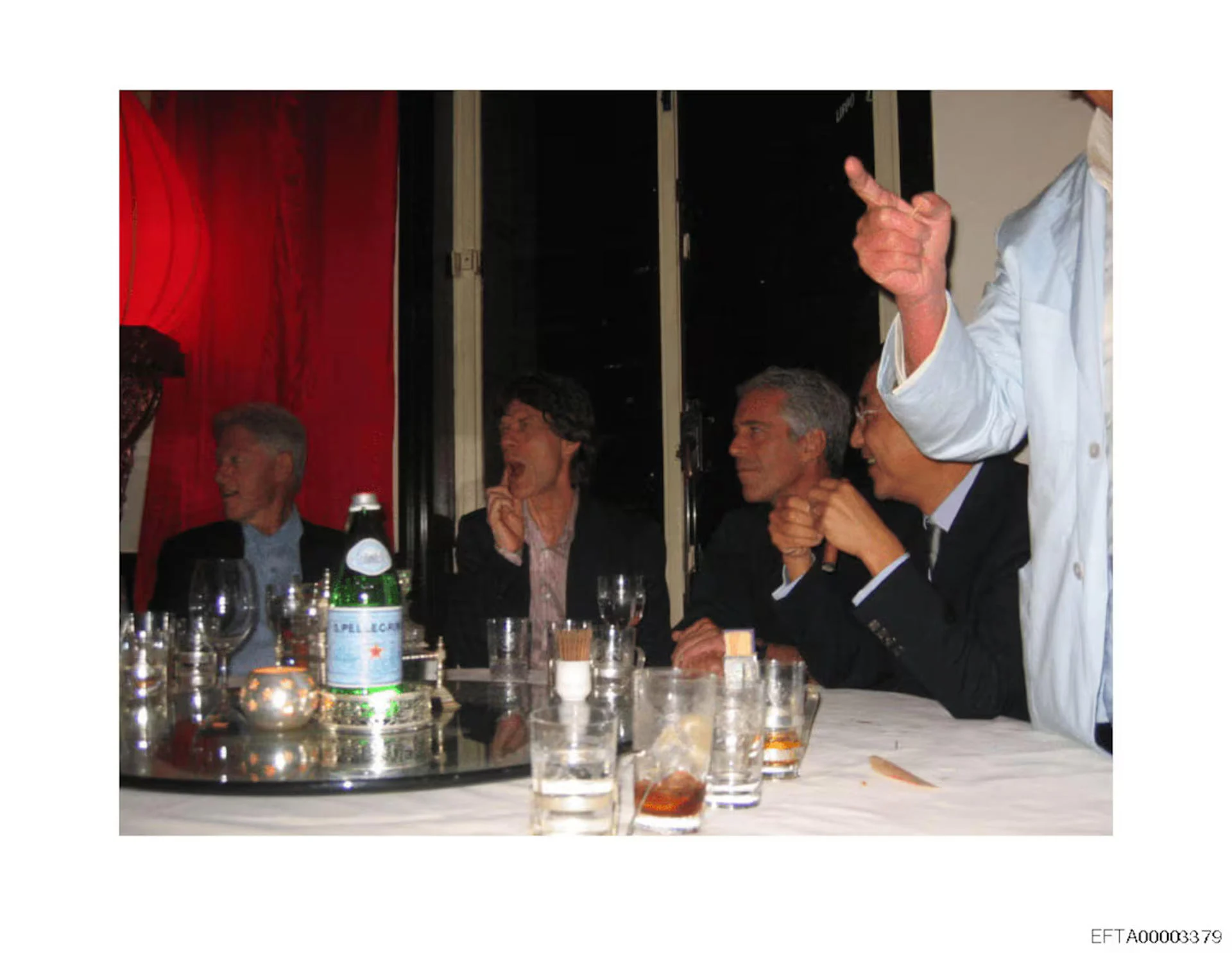 DOJ refuta alegações contra Trump nos arquivos de Jeffrey Epstein, chamando as de 'falsas e sensacionalistas'