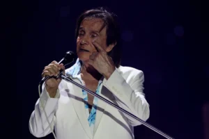 Roberto Carlos sofre acidente em gravação do especial de fim de ano da Globo em Gramado; cantor e equipe são levados ao hospital