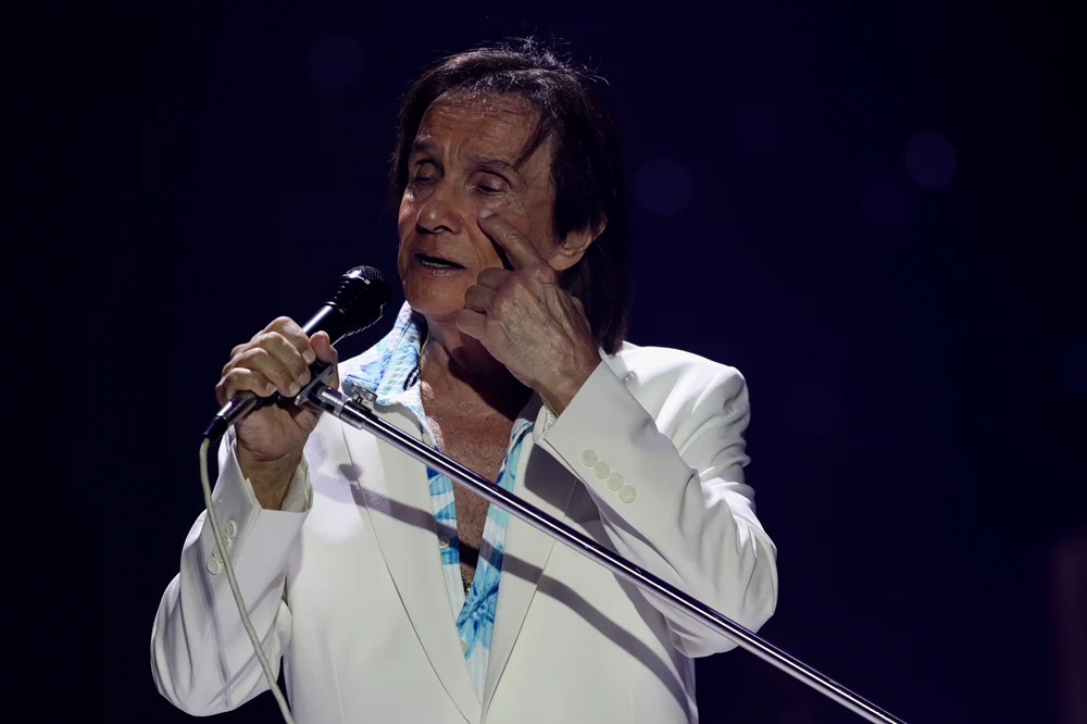 Roberto Carlos sofre acidente em gravação do especial de fim de ano da Globo em Gramado; cantor e equipe são levados ao hospital