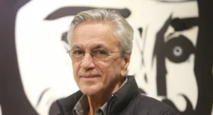 Caetano Veloso Lidera Ato em Copacabana Contra o Congresso: 'Devolver o Poder ao Povo'