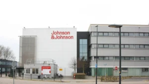 Johnson & Johnson Condenada a Pagar US$ 40 Milhões por Câncer Associado ao Talco em Processo na Califórnia