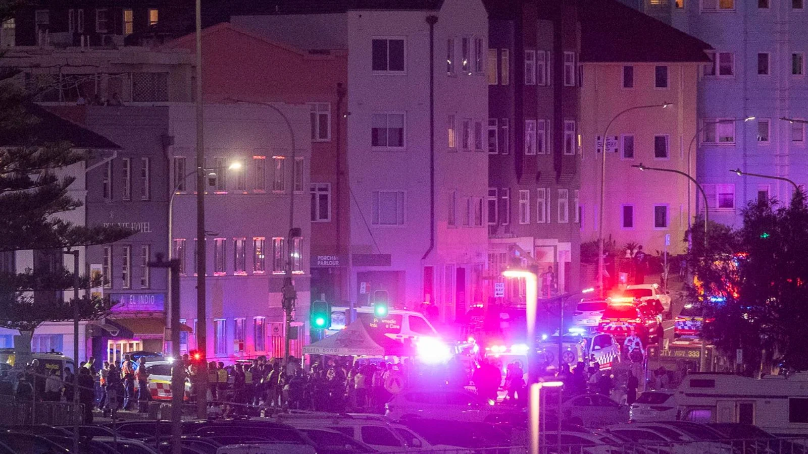 Atentado Terrorista em Sydney: Pai e Filho Atacam Festa Judaica de Hanukkah na Praia de Bondi, Deixando 15 Mortos e 40 Feridos