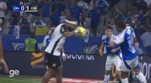 Polêmica na Copa do Brasil: Gol de Memphis Depay contra o Cruzeiro vira alvo de debate por suposto toque de mão; CBF divulga análise do VAR