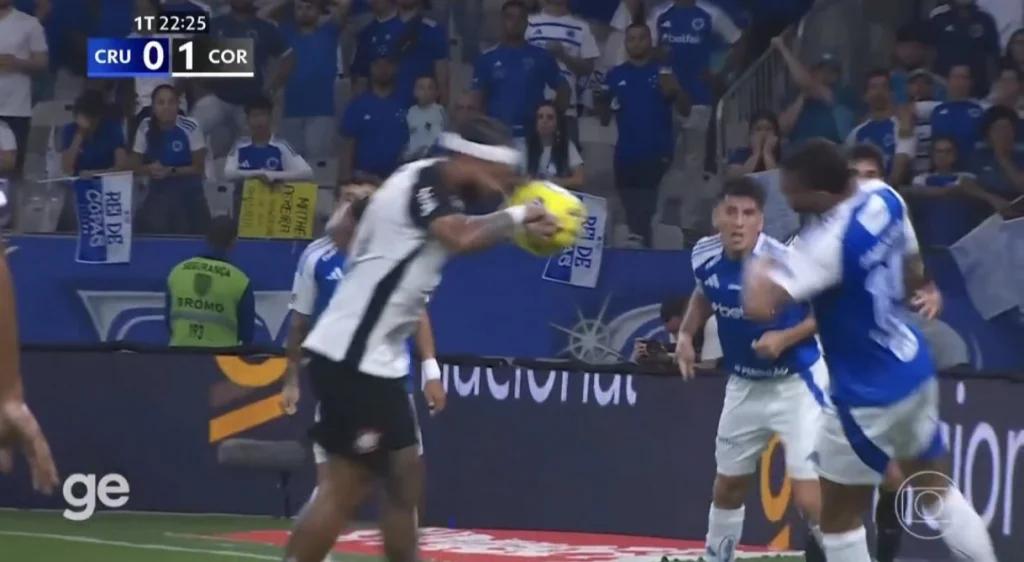 Polêmica na Copa do Brasil: Gol de Memphis Depay contra o Cruzeiro vira alvo de debate por suposto toque de mão; CBF divulga análise do VAR
