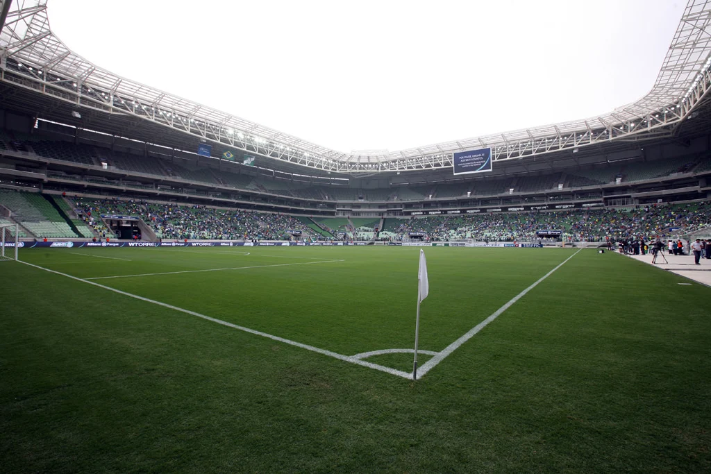 Gramado Sintético no Futebol Brasileiro: Palmeiras, Botafogo e Outros Clubes Rebatem Veementemente Críticas de Filipe Luís e Flamengo sobre Desvalorização e Saúde dos Atletas