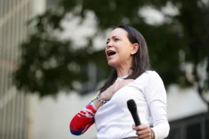 Nobel da Paz 2025: María Corina Machado fratura vértebra em fuga arriscada da Venezuela para receber prêmio
