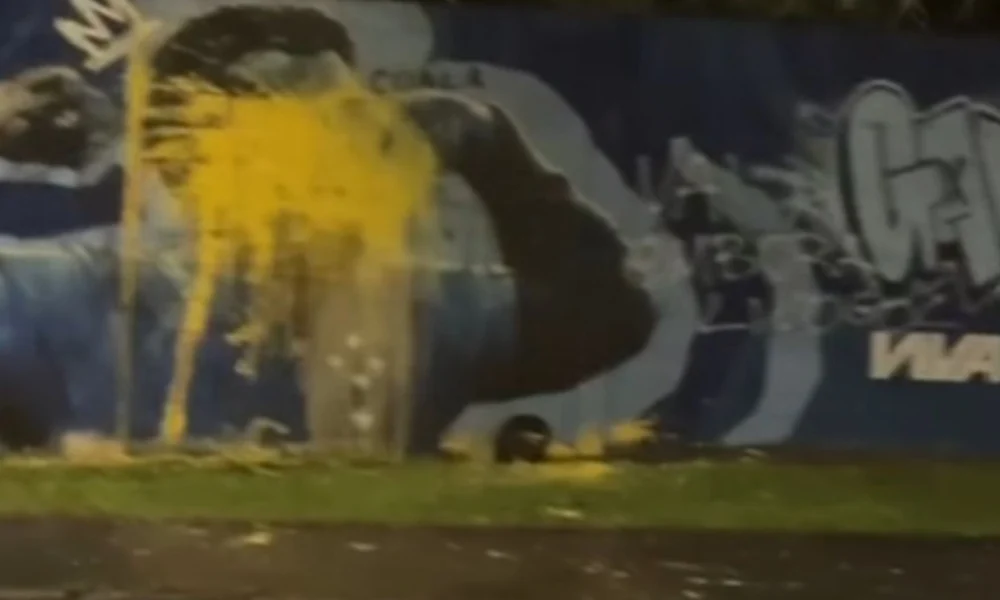 Revolta da Torcida do Cruzeiro: Imagem de Gabigol no CT é Vandalizada com 'Lixogol' Após Pênalti Crucial Perdido na Copa do Brasil