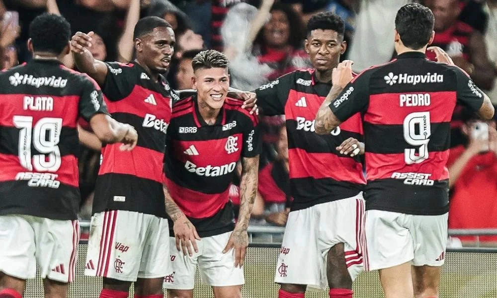 Mau tempo em São Paulo força avião do Flamengo a voar em círculos antes de pousar em segurança em Guarulhos