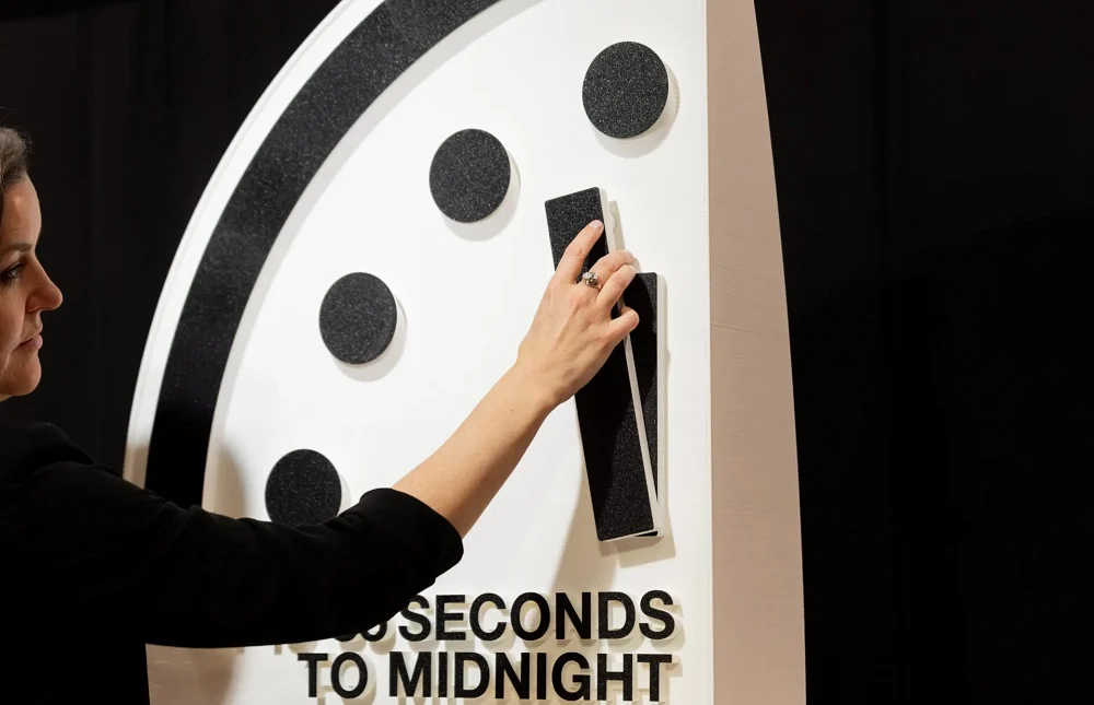 Relógio do Juízo Final: Ameaças Globais Colocam Humanidade Mais Perto do Fim em 85 Segundos para Meia Noite